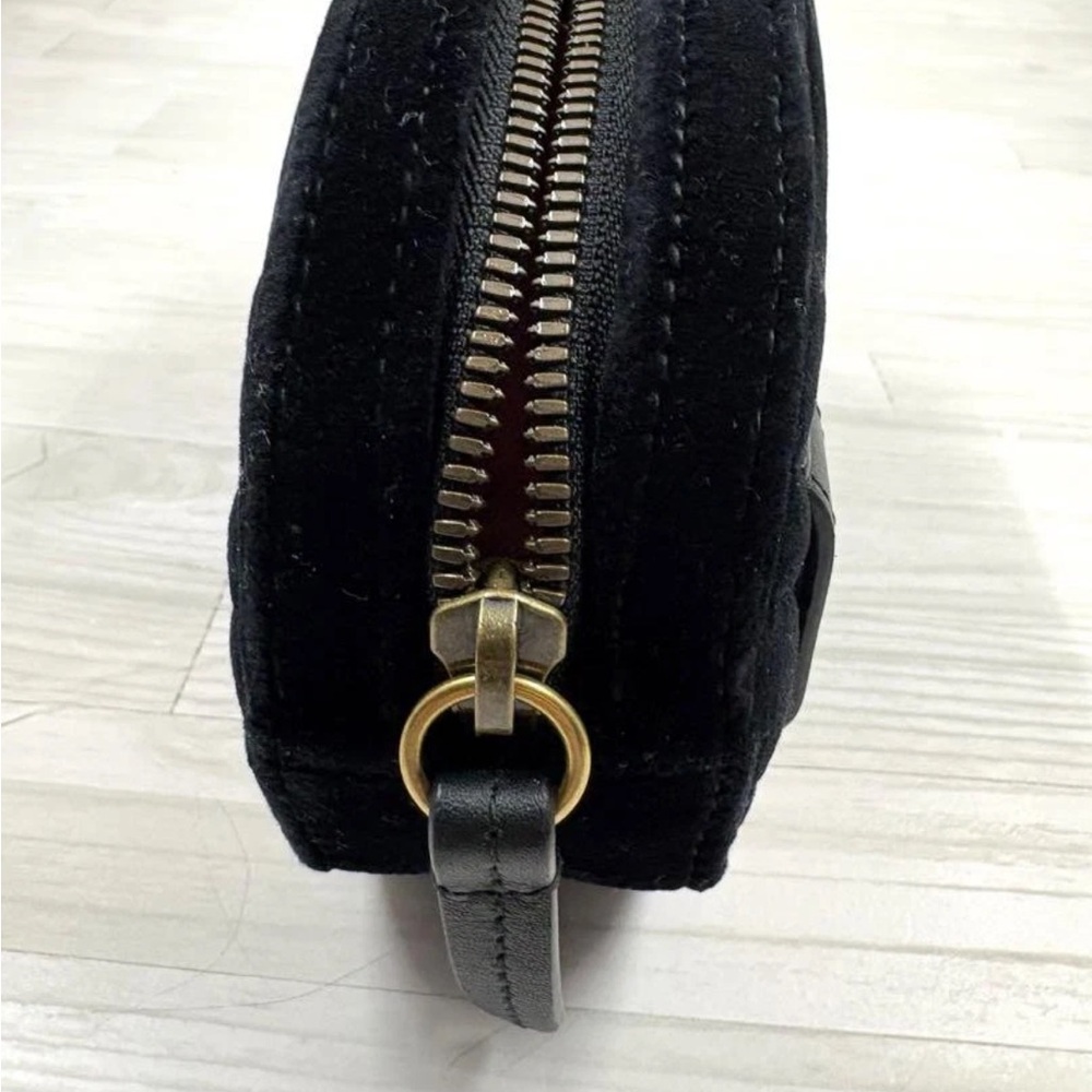 Gucci Black Leather Belt with Gold Buckle - Picture 4 of 15